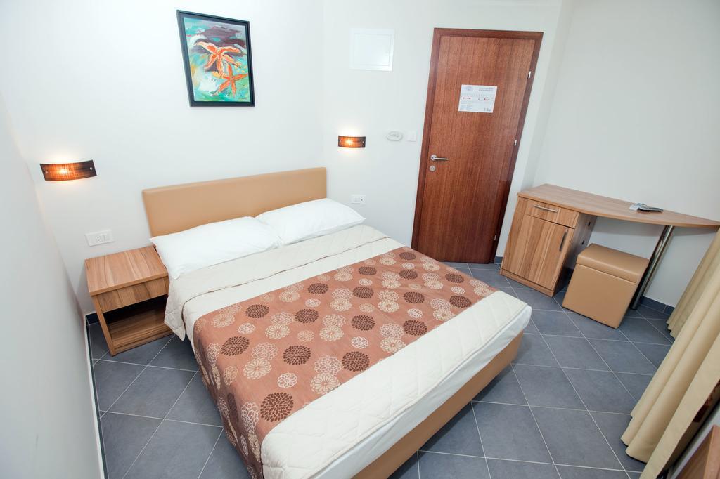 Hotel Sirena Podgora Ngoại thất bức ảnh